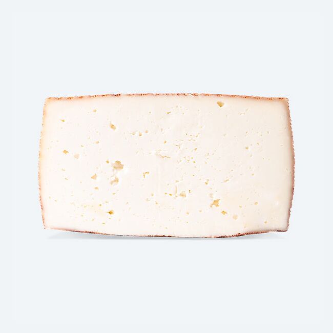 Queso de Leche Pasteurizada de Cabra Semicurado Entero cortado a la mitad | Quesos COVAP